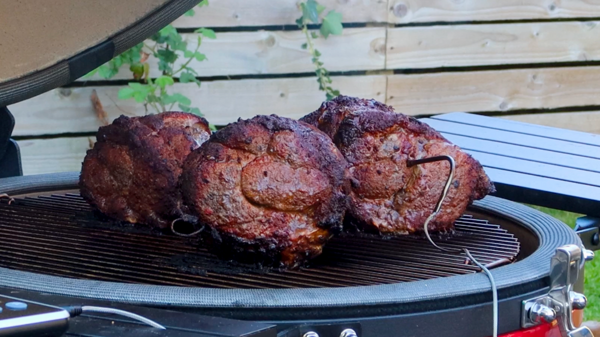 Pulled pork on the Kamado Joe
